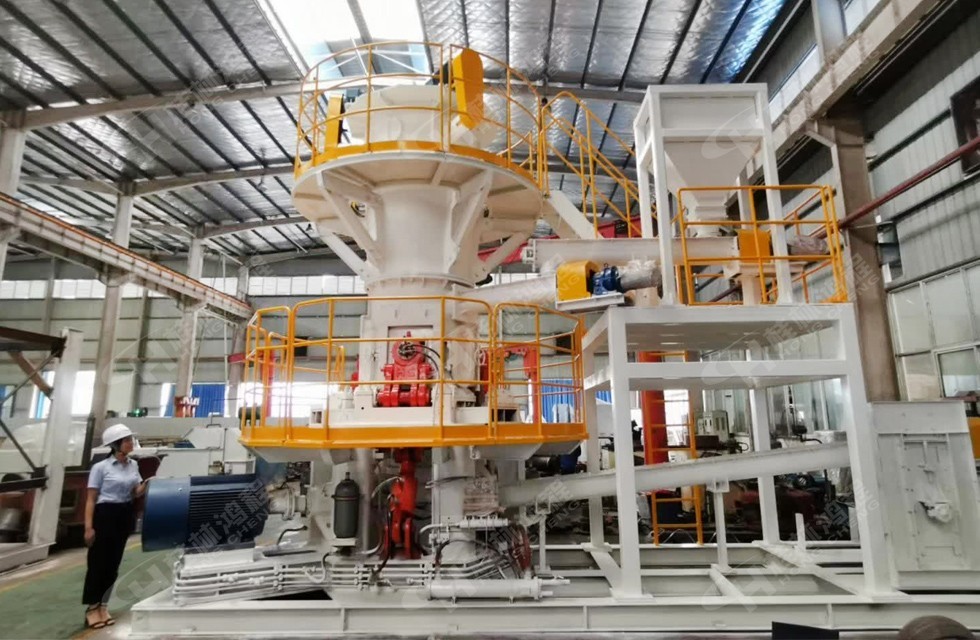 重晶石粉是怎

么生產(chǎn)的?用磨粉機桂林鴻程桂林鴻程新款HLMX600小型超細(xì)立式磨粉機整機預(yù)裝待發(fā)