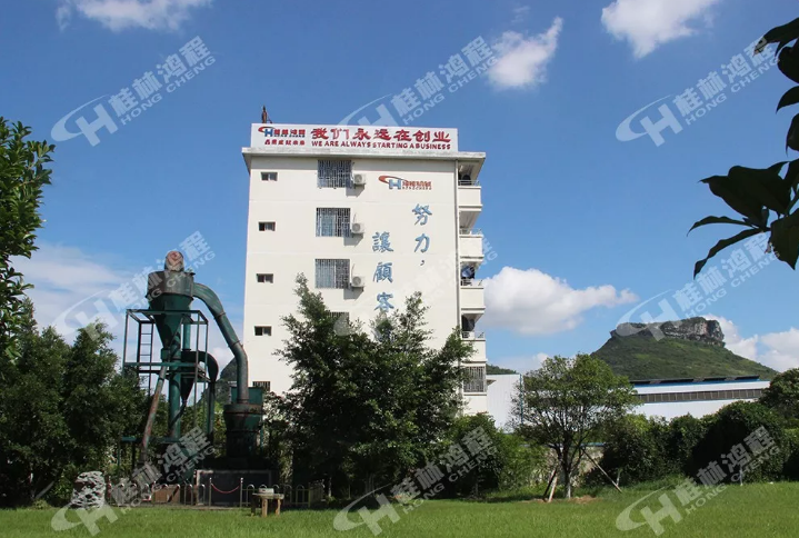 時(shí)產(chǎn)15噸立式輥磨機(jī)雷蒙機(jī)多少錢(qián)？請(qǐng)到鴻程立式輥磨機(jī)雷蒙機(jī)生產(chǎn)基地直接面談